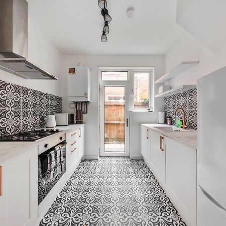 Beautifully Modern 2-Bed Apartment W/Garden Londra Dış mekan fotoğraf
