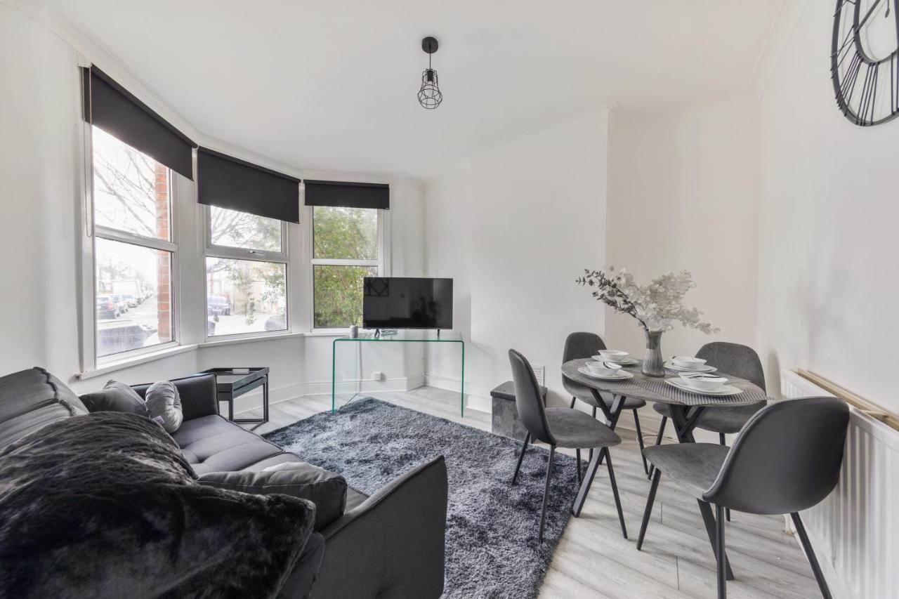 Beautifully Modern 2-Bed Apartment W/Garden Londra Dış mekan fotoğraf