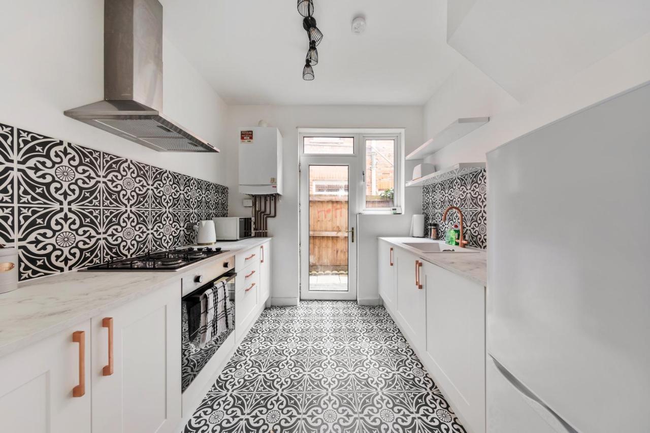 Beautifully Modern 2-Bed Apartment W/Garden Londra Dış mekan fotoğraf
