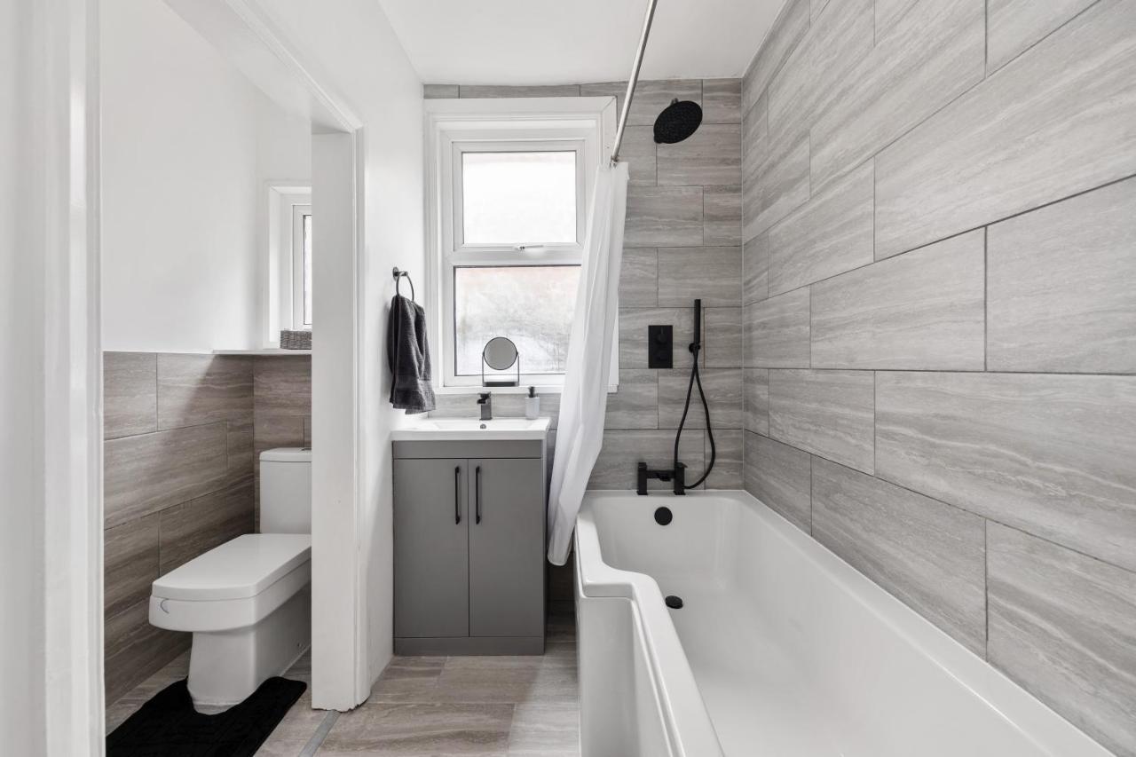 Beautifully Modern 2-Bed Apartment W/Garden Londra Dış mekan fotoğraf