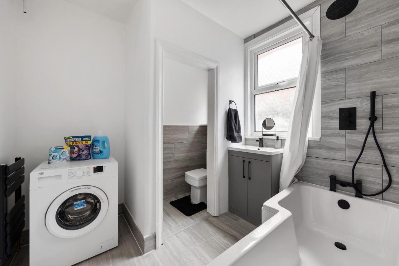 Beautifully Modern 2-Bed Apartment W/Garden Londra Dış mekan fotoğraf