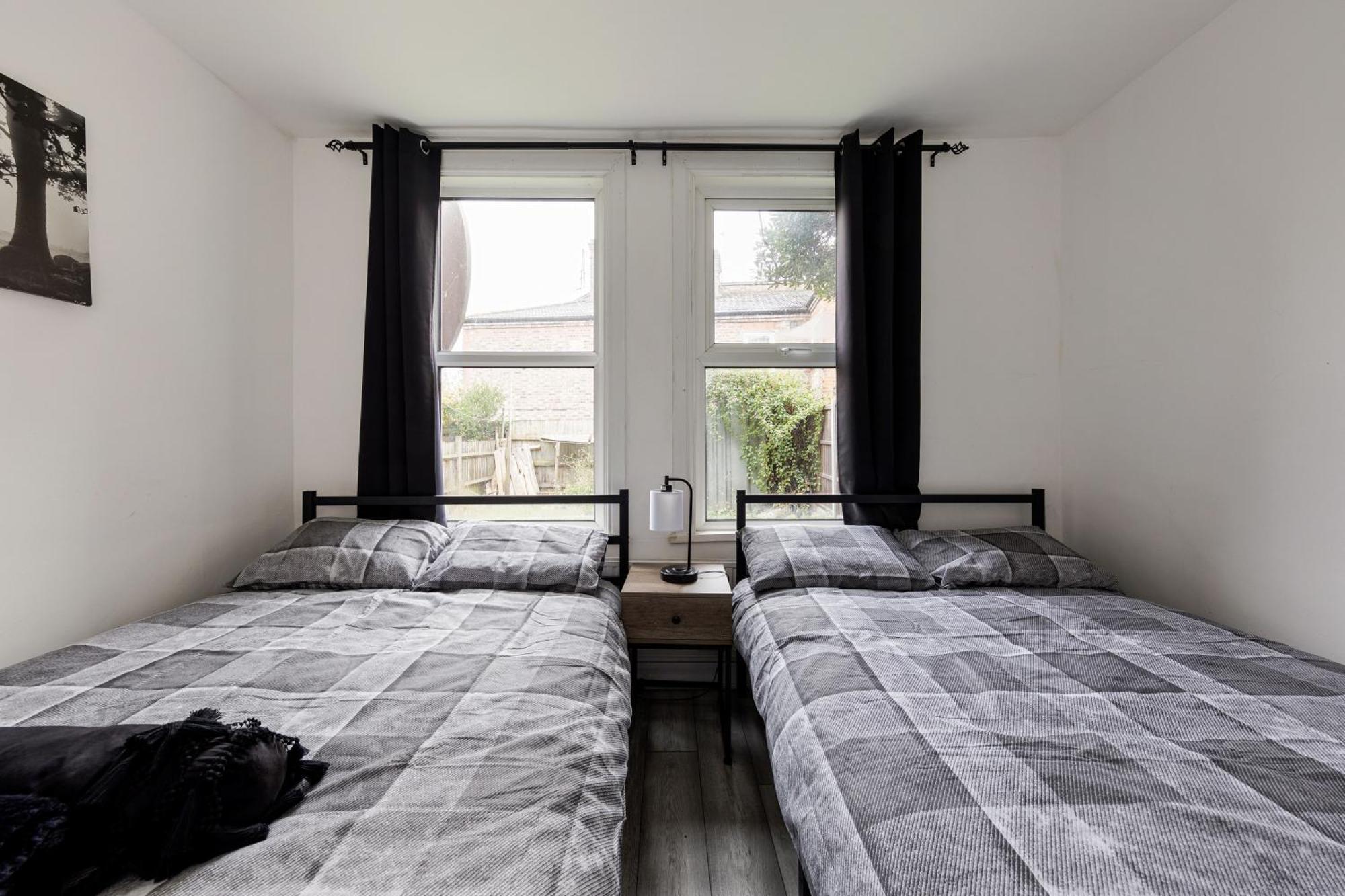 Beautifully Modern 2-Bed Apartment W/Garden Londra Dış mekan fotoğraf